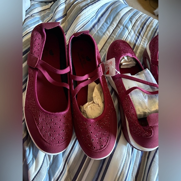 Women's Burgundy Slip-On Shoes
Adjustable Velcro
NWT-Super Comfortable - Picture 2 of 8